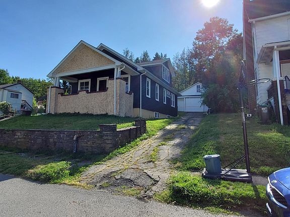 Shared driveway, 1/2 garage, front porch