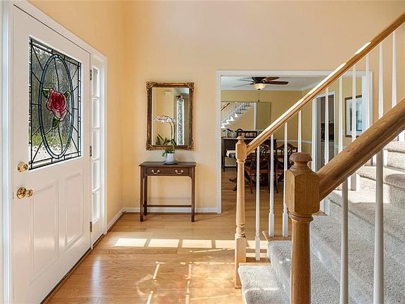 4th image of 307 Winkfield Ln SW