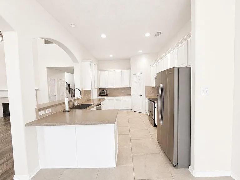 98 W Knightsbridge Dr — Photo 10