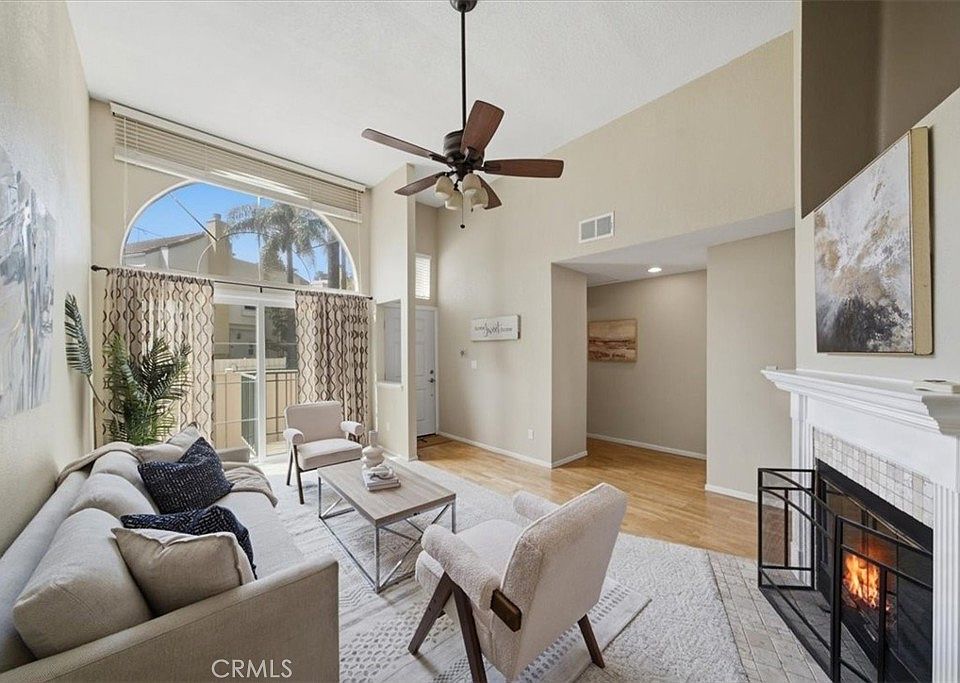 1st image of 5455 Sylmar 1402