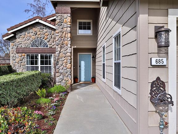 5th image of 685 Bel Air Ct