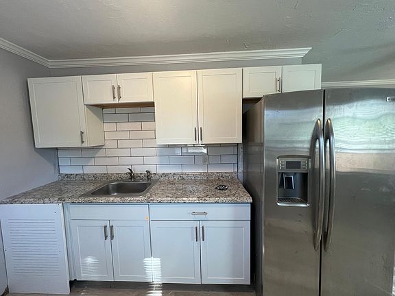 4th image of 604 NE 25th St