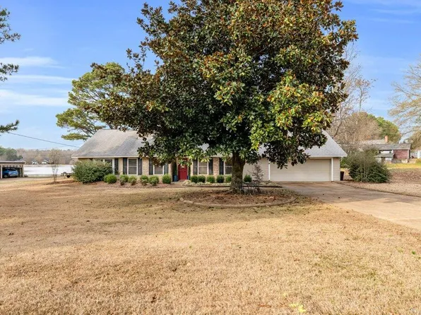 102 W Williamsburg Dr, Starkville, MS 39759