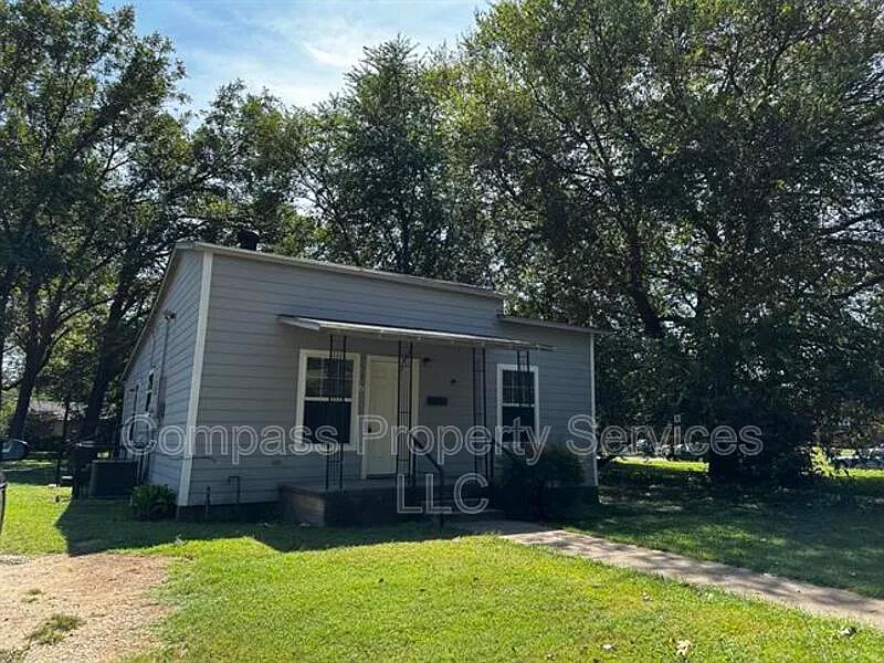 3 bed, 1.0 bath, 852 sqft, $1,300 — Photo 2