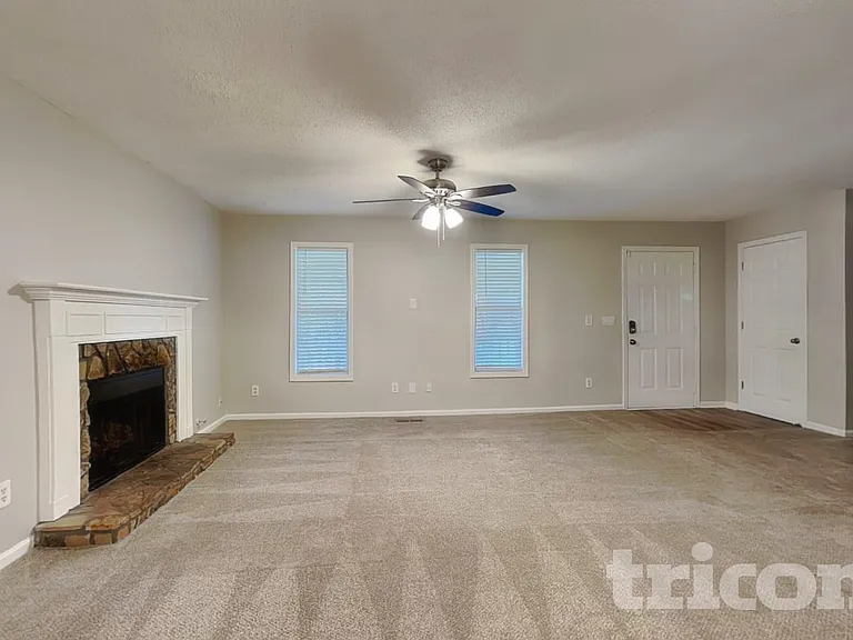 204 Campbell Dr — Photo 3