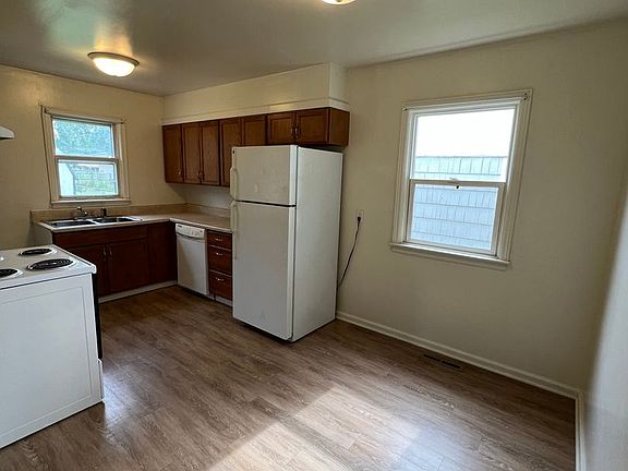 5th image of 616 W 11th St