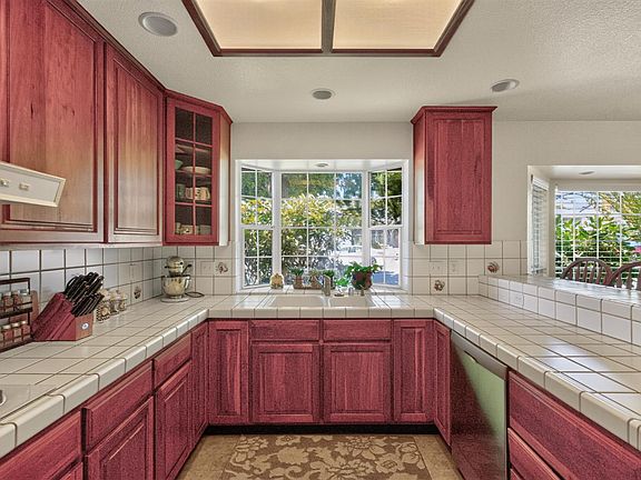 5th image of 2175 Grove Way