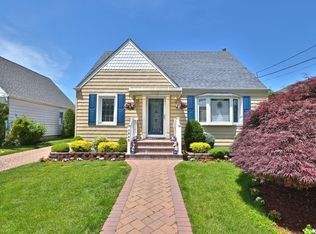 1535 Falmouth Ave, New Hyde Park, NY 11040