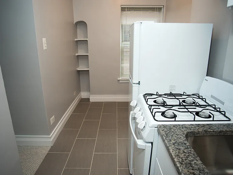 5737 N Kenmore Edgewater Apartments — Photo 35