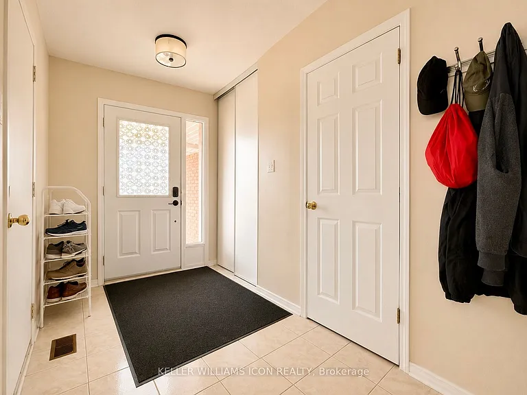 40 Thornbury Cres — Photo 4
