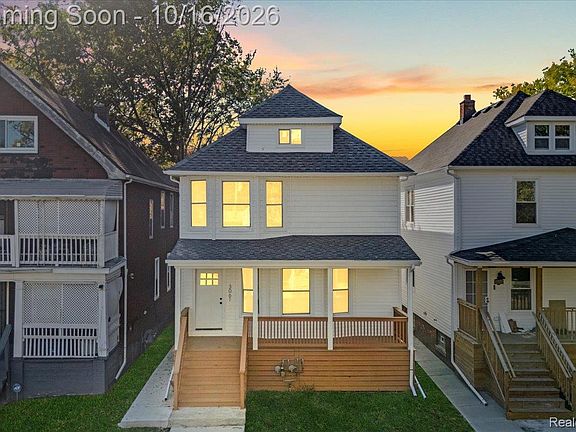 2nd image of 3061 Parker St