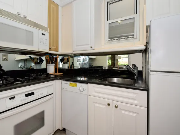 692 10th Avenue image 22 of 24