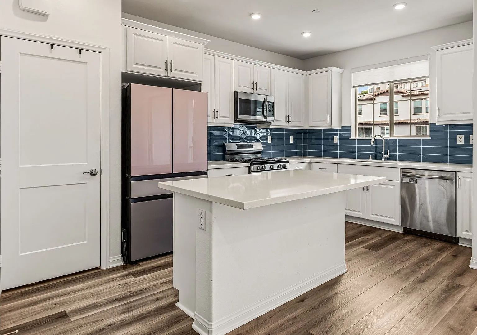 Highly upgraded 3 Bed 3 Bath Townhome with Resort Style Amenities — Photo 4