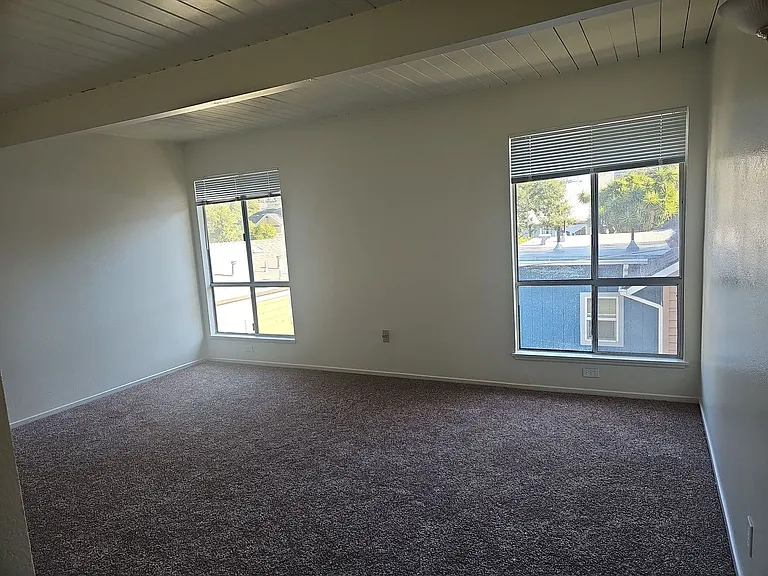 887 Islay St — Photo 5