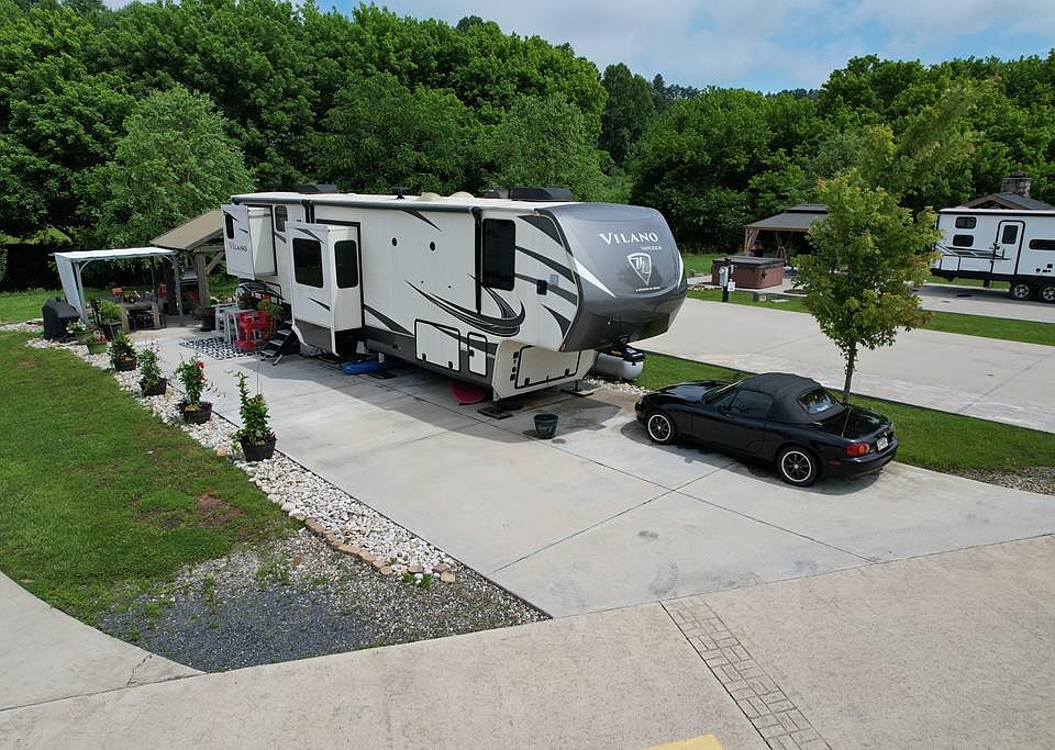 1st image of 113 Mountain Meadows Dr