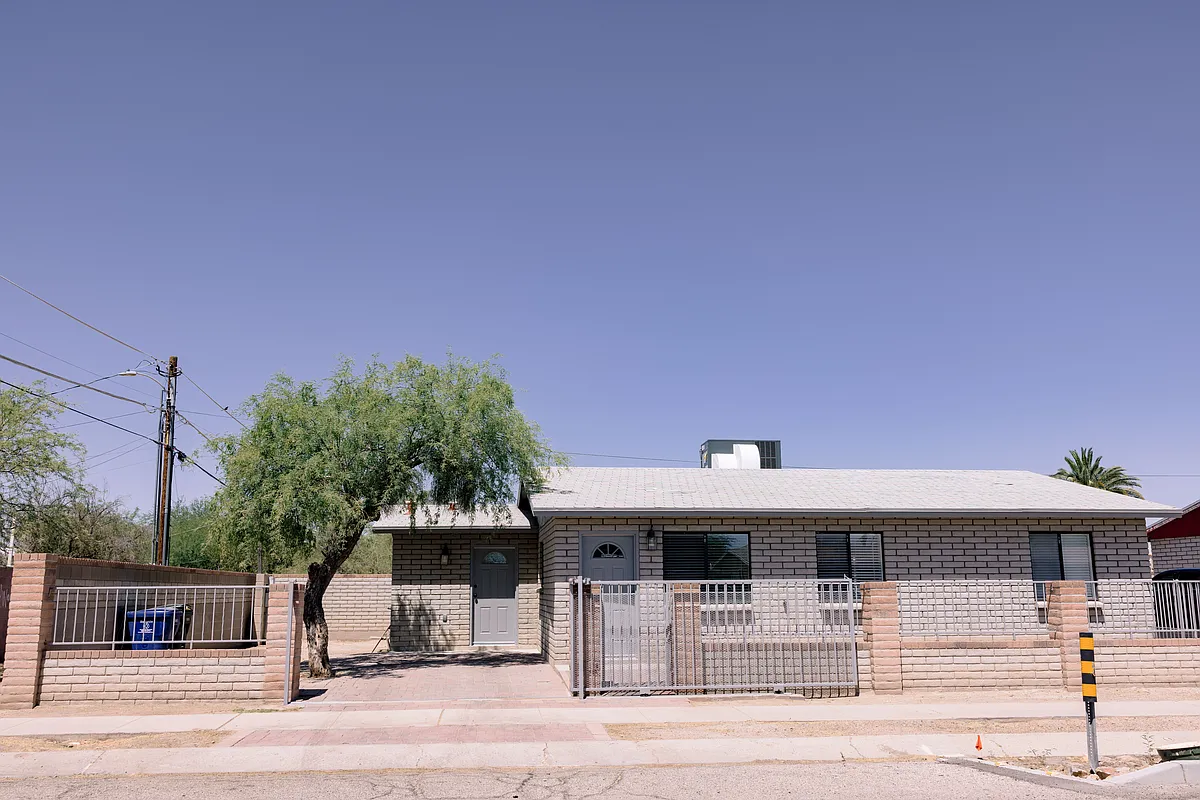 Building Photo - 1401 W Saint Clair St #2