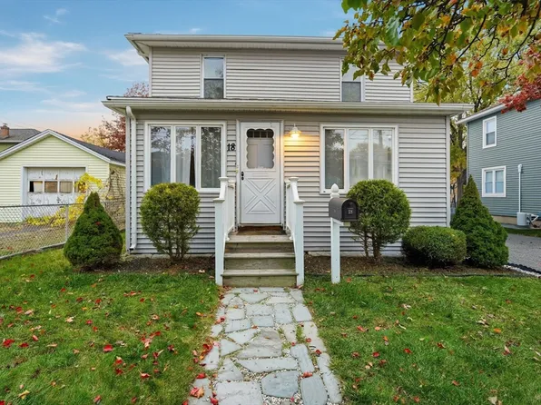 18 Charpentier Blvd, Chicopee, MA 01013