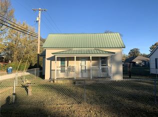 104 N Giles Ave, Gentry, AR 72734
