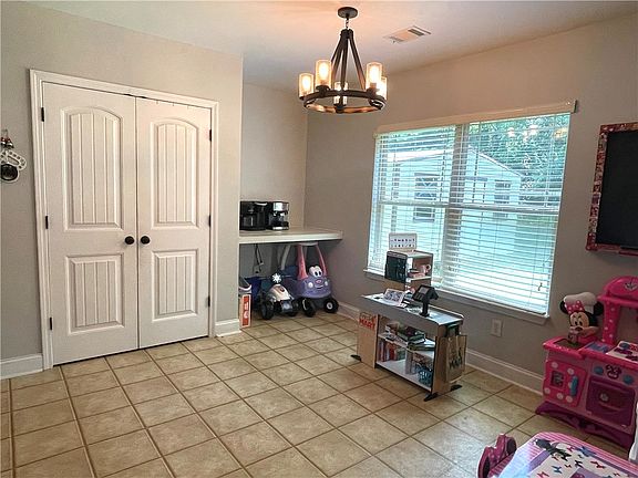 5th image of 42 Oakwood Dr