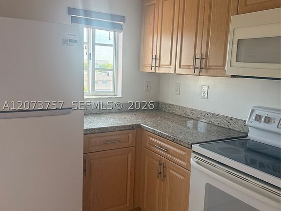3rd image of 21 E 3rd St 507