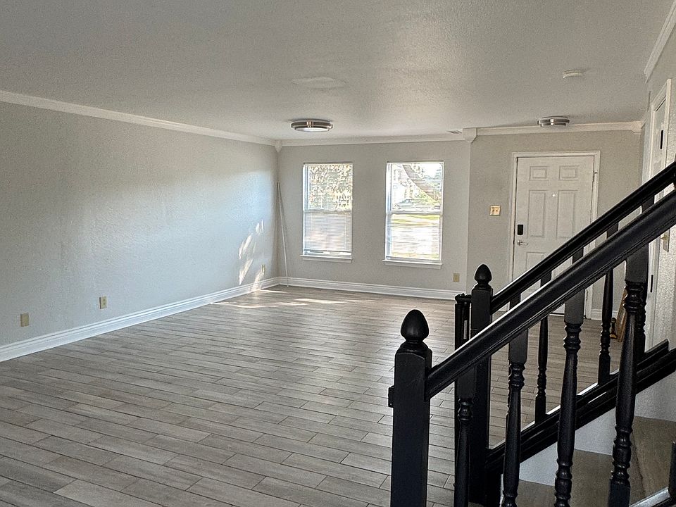 Living Room/Dining Area