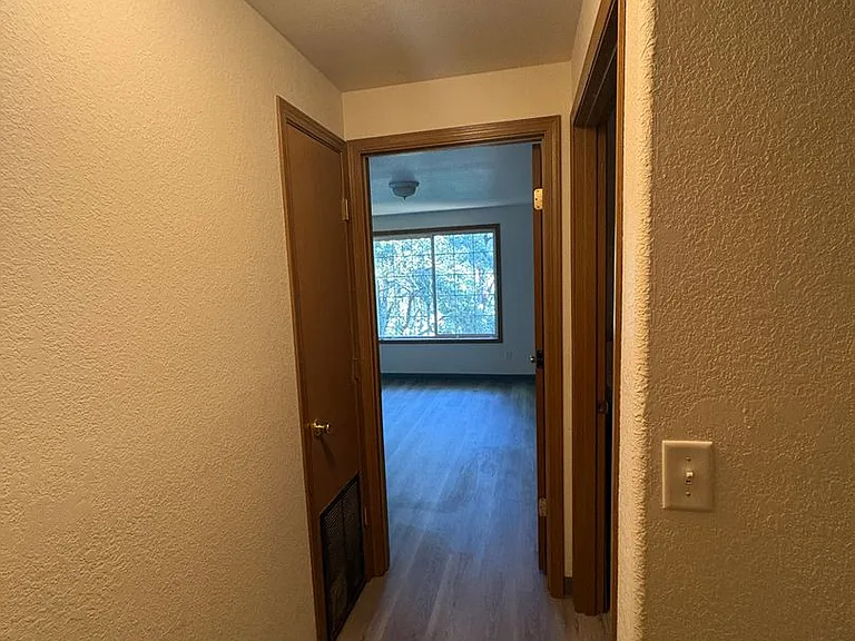 2 Bedroom 1.5 Bathroom Duplex in Southwest Eugene — Photo 11
