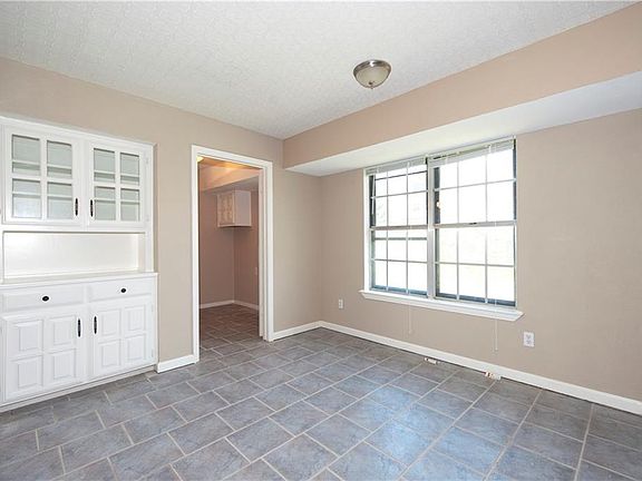 3rd image of 815 Ladner Ln
