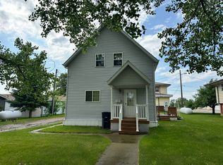 912 Cedar Ave, Harvey, ND 58341