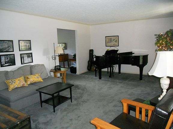 Grand sized Living Room