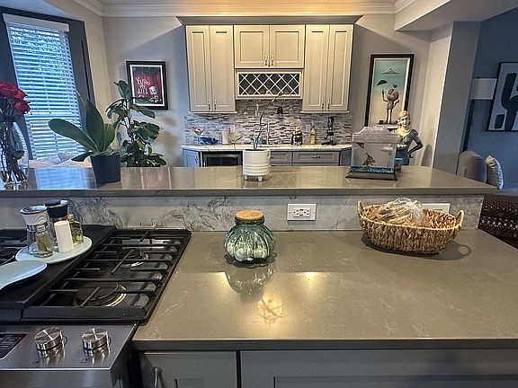 4th image of 102 Julie Dr