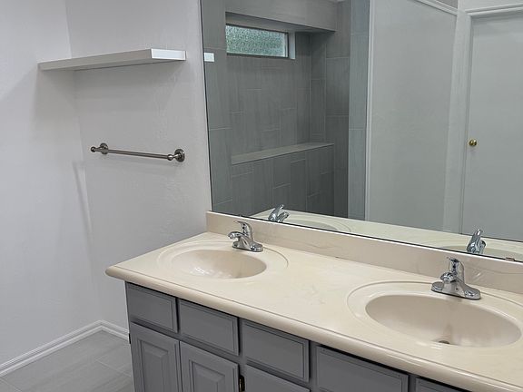 4th image of 1620 Victoria Pl
