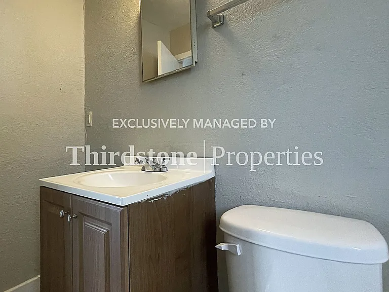 1437 W 26th St #4 — Photo 10