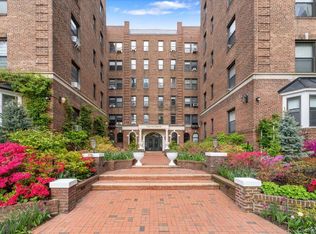 21 Barstow Road #2i, Great Neck, NY 11021