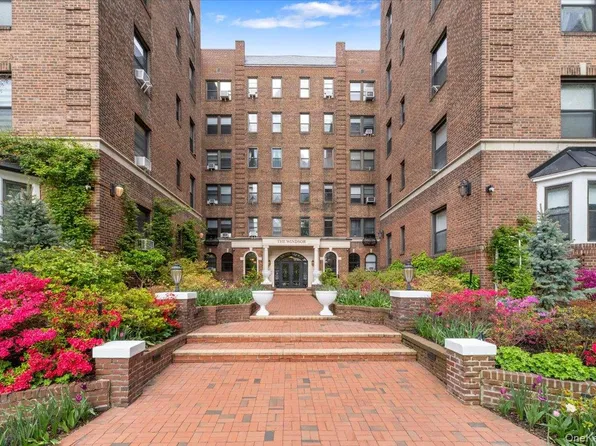 21 Barstow Road #2i, Great Neck, NY 11021