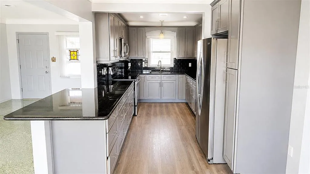 3 bed, 3.0 bath, 2300 sqft, $6,000 — Photo 3