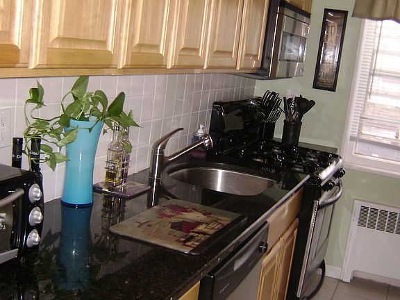 KITCHEN FEATURES GRANITE COUNTERTOPS & STAINLESS STEEL APPLIANCES!