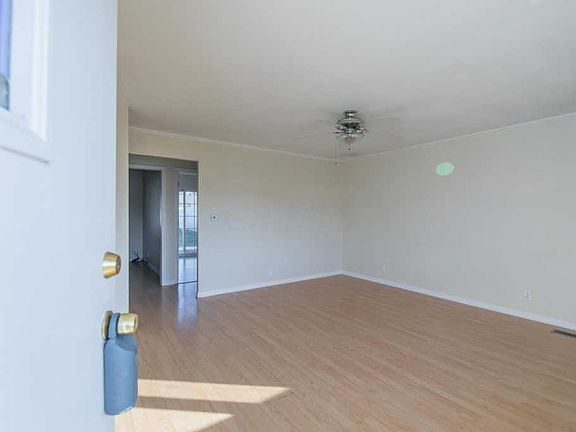 3rd image of 568 Edgewood Dr
