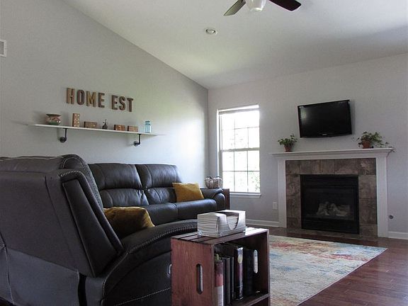 5th image of 306 Britnie Dr