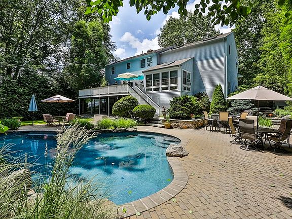 4th image of 39 Storeybrook Dr