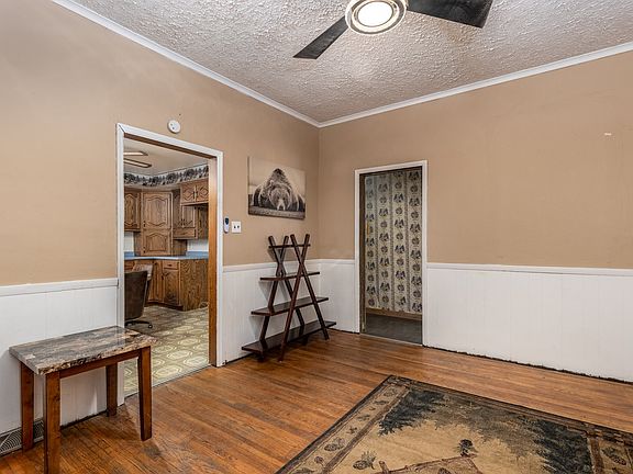 5th image of 222 E 12th St