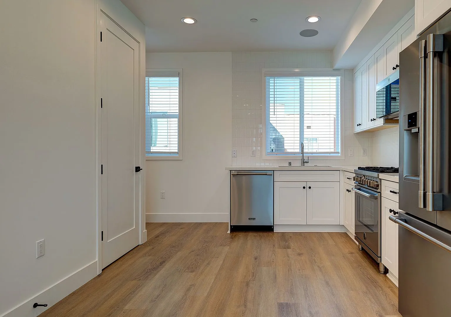 Fantastic Multi-Level Townhome - 2 bed plus Den/Office/3rd bedroom and 3 bath with garage in Mid-... — Photo 3