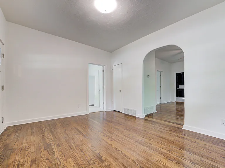 311 S Flood Ave — Photo 8