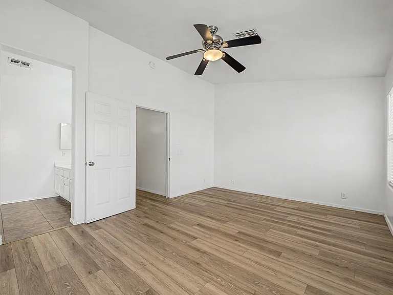 930 E Harwell Rd — Photo 15