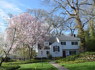 2 Thornwood Ln, Roslyn Heights, NY 11577