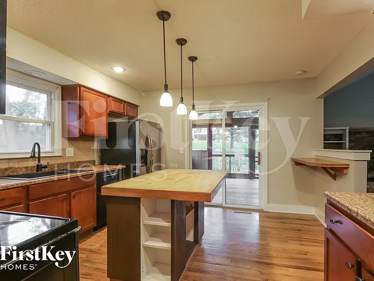 7939 N Campbell St — Photo 5