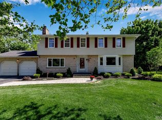10161 Pineledge Dr S, Clarence, NY 14031