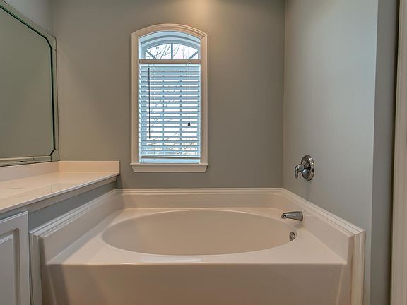 5th image of 300 Shady Creek Ln