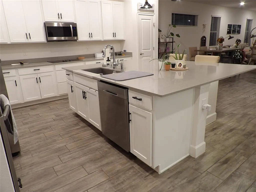 4 bed, 3.0 bath, 2356 sqft, $3,200 — Photo 3