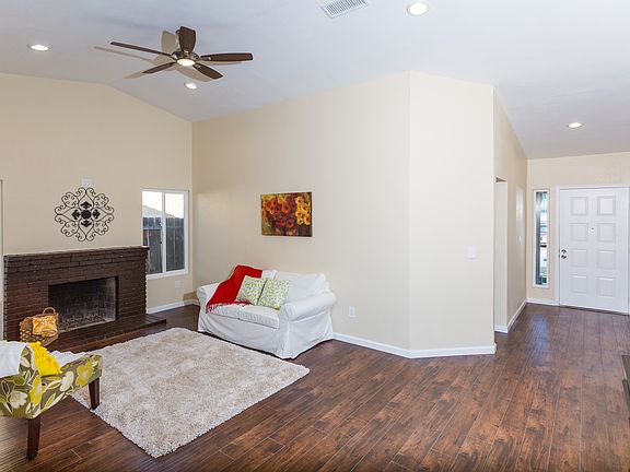 Livingroom with Fireplace
