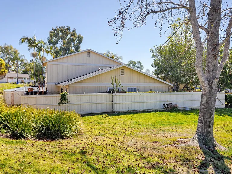 1826 Eastwood Ln — Photo 25